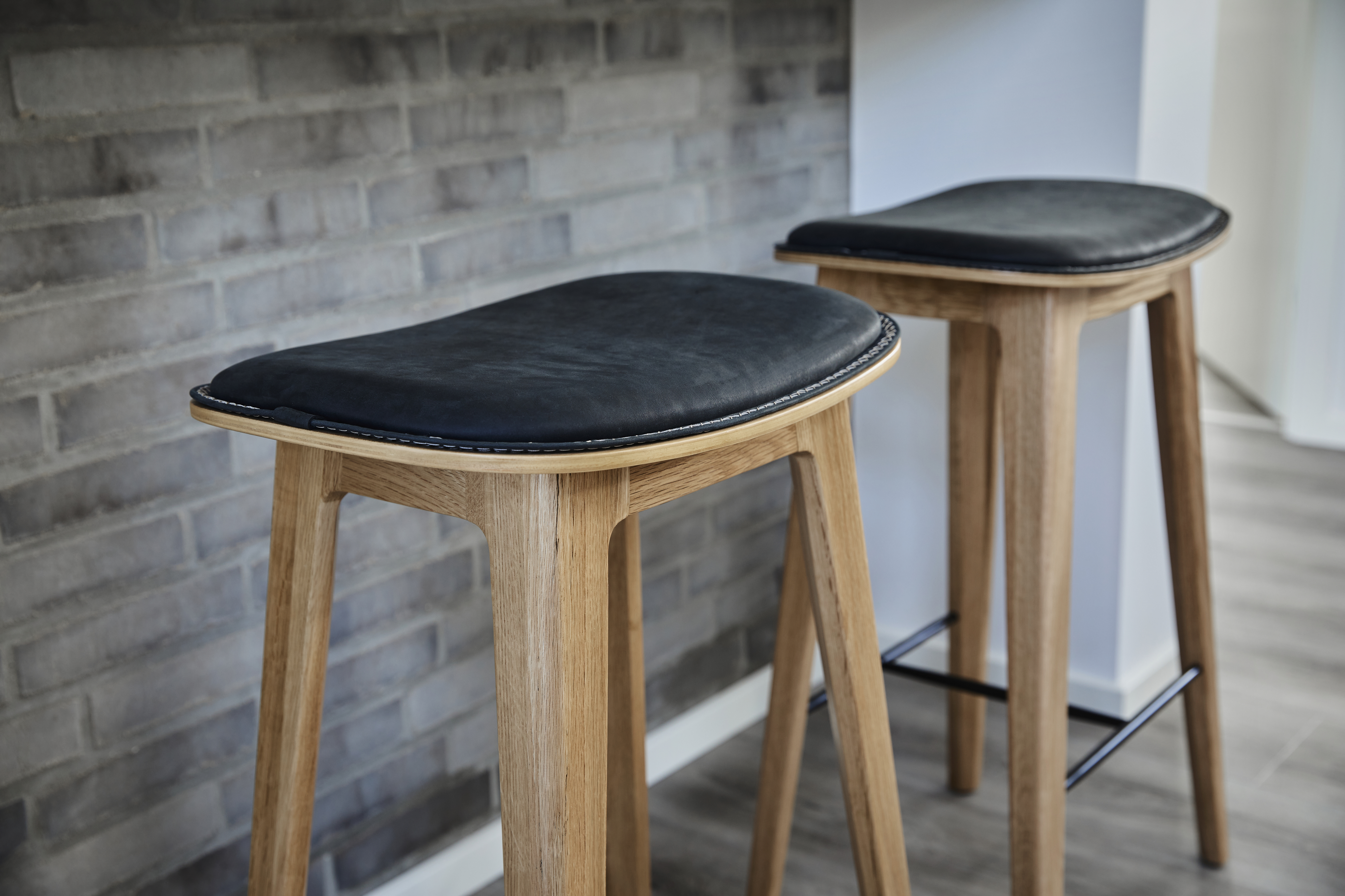 SACKit Barhocker mit dekorativer Kreuznaht