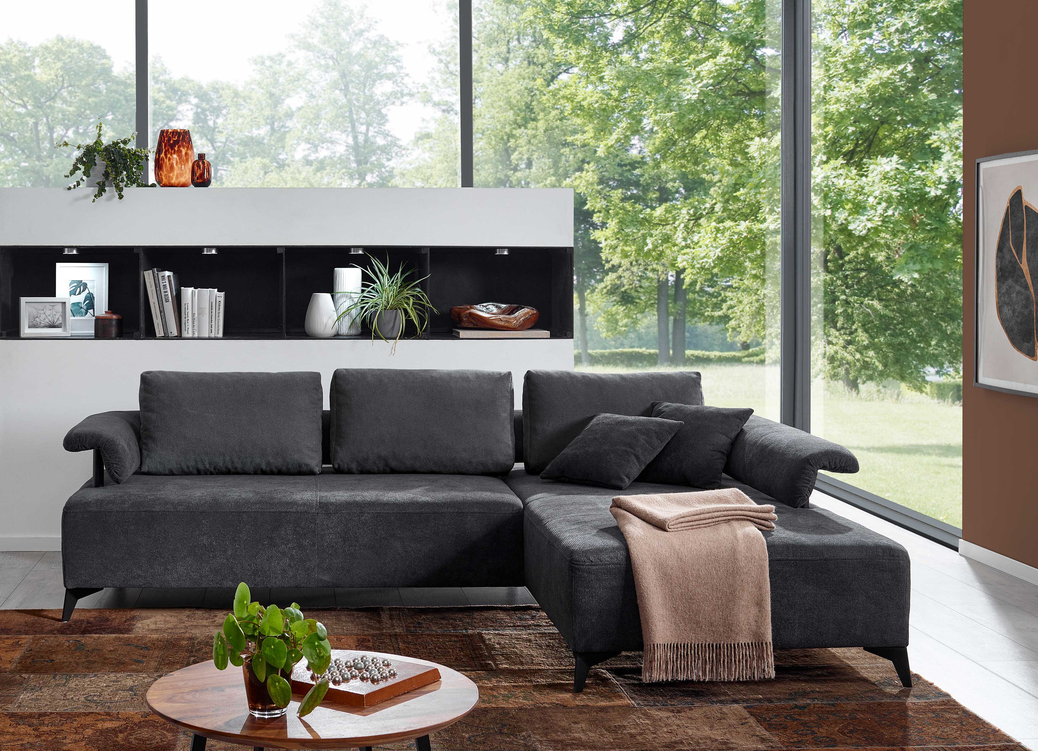 Dietsch Viktor modernes Sofa mit Longchair und losen Rückenkissen