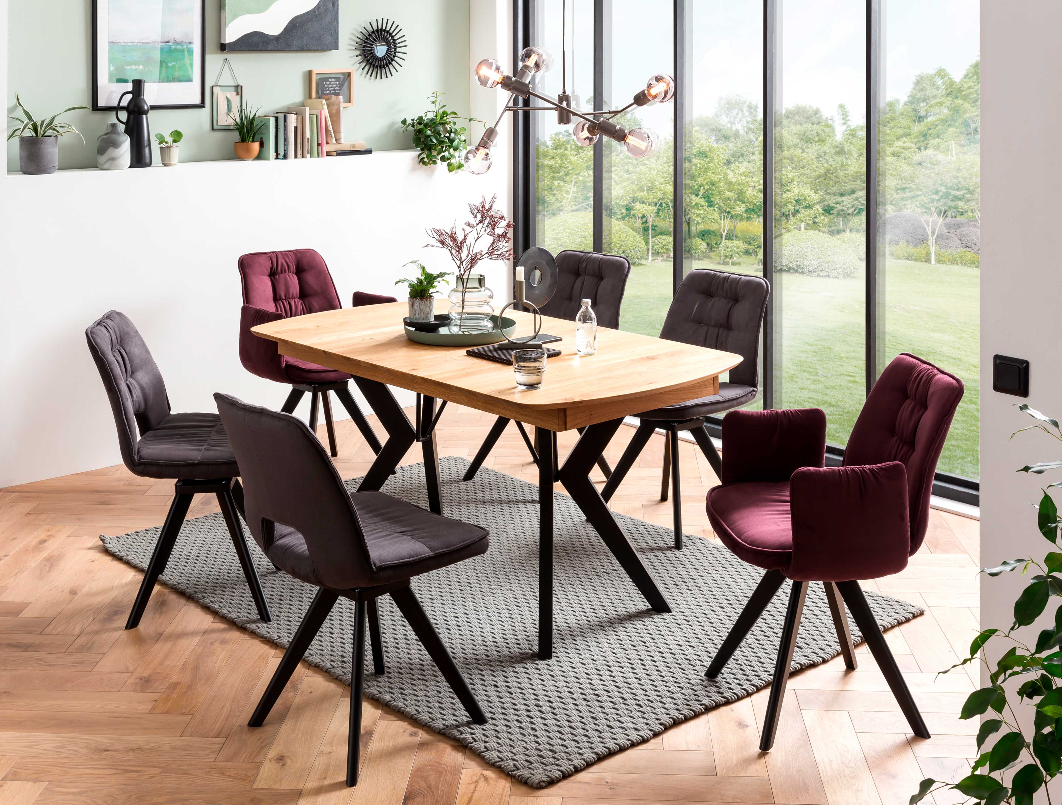 Standard Furniture Tischgruppe mit Elipse Massivholztisch und Armlehnstühlen Esberg