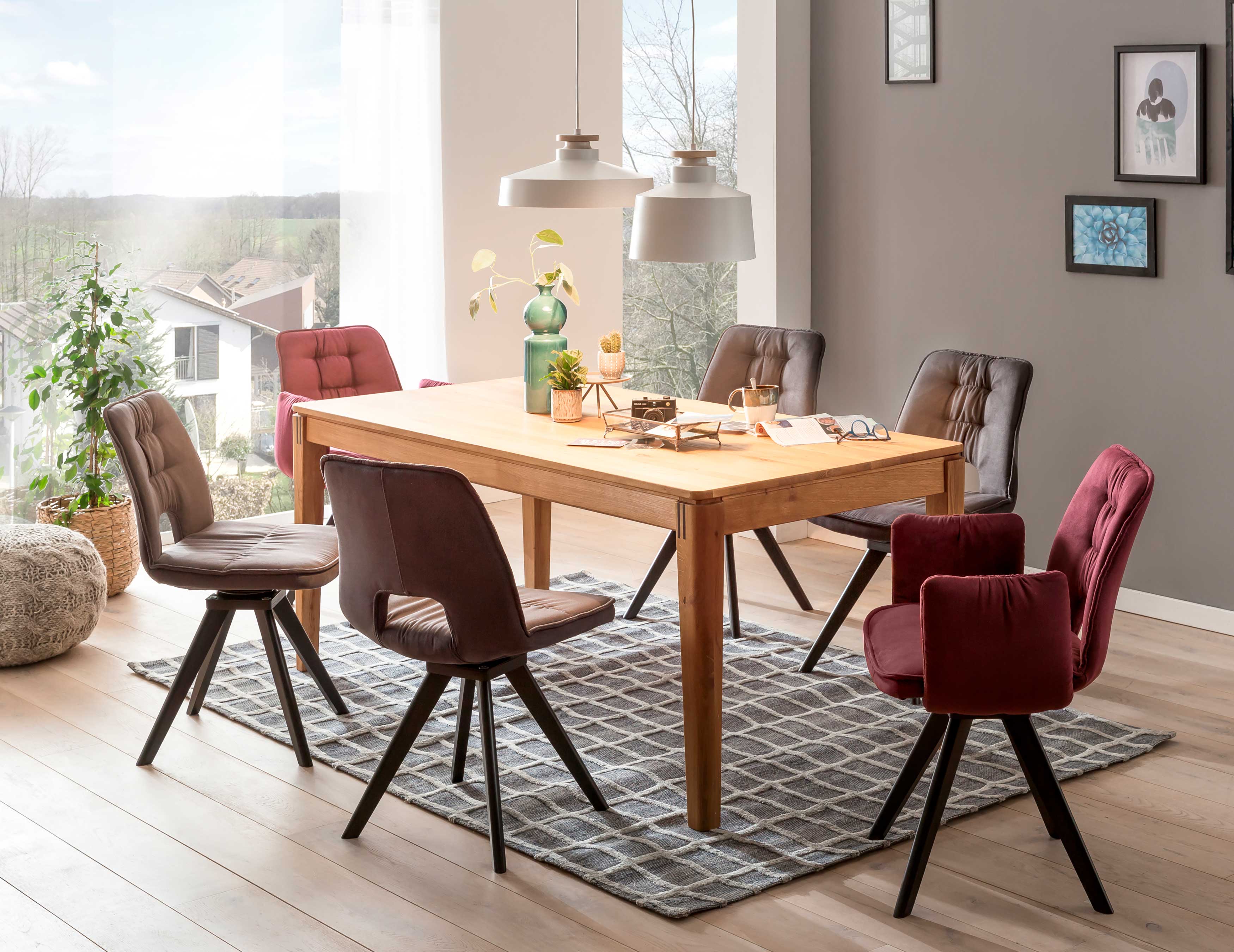 Standard Furniture Tischgruppe mit Kolding Massivholztisch und Stuhlsesseln Esberg