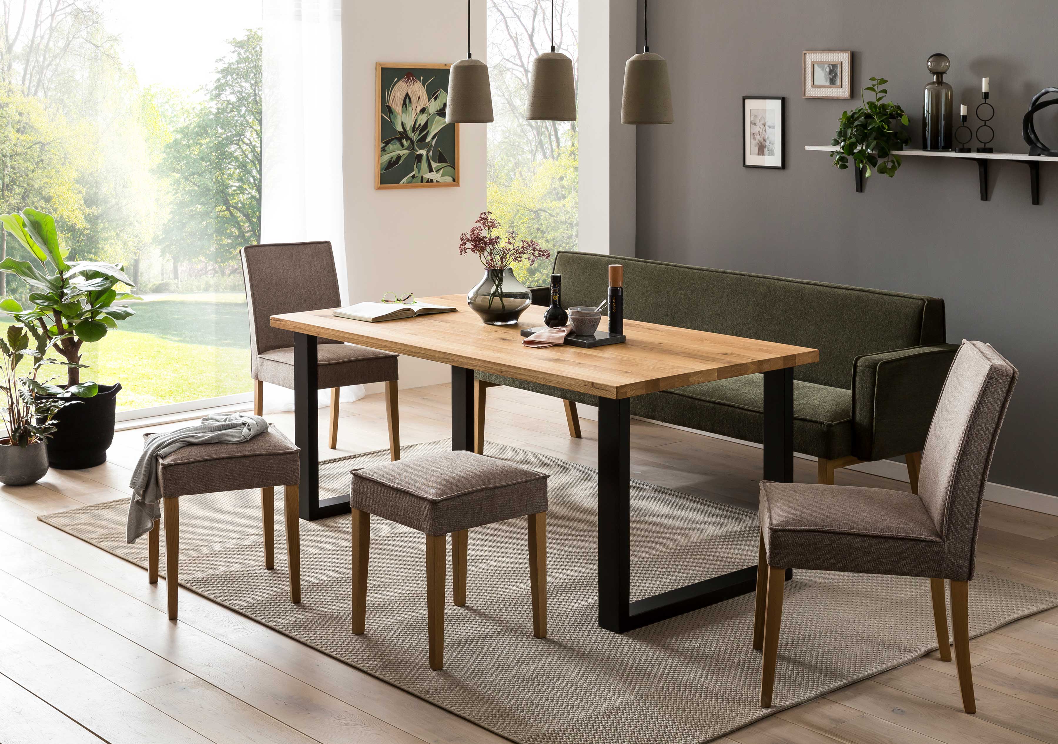 Standard Furniture Tischgruppe mit Elipse Massivholztisch und Armlehnstühlen Esberg