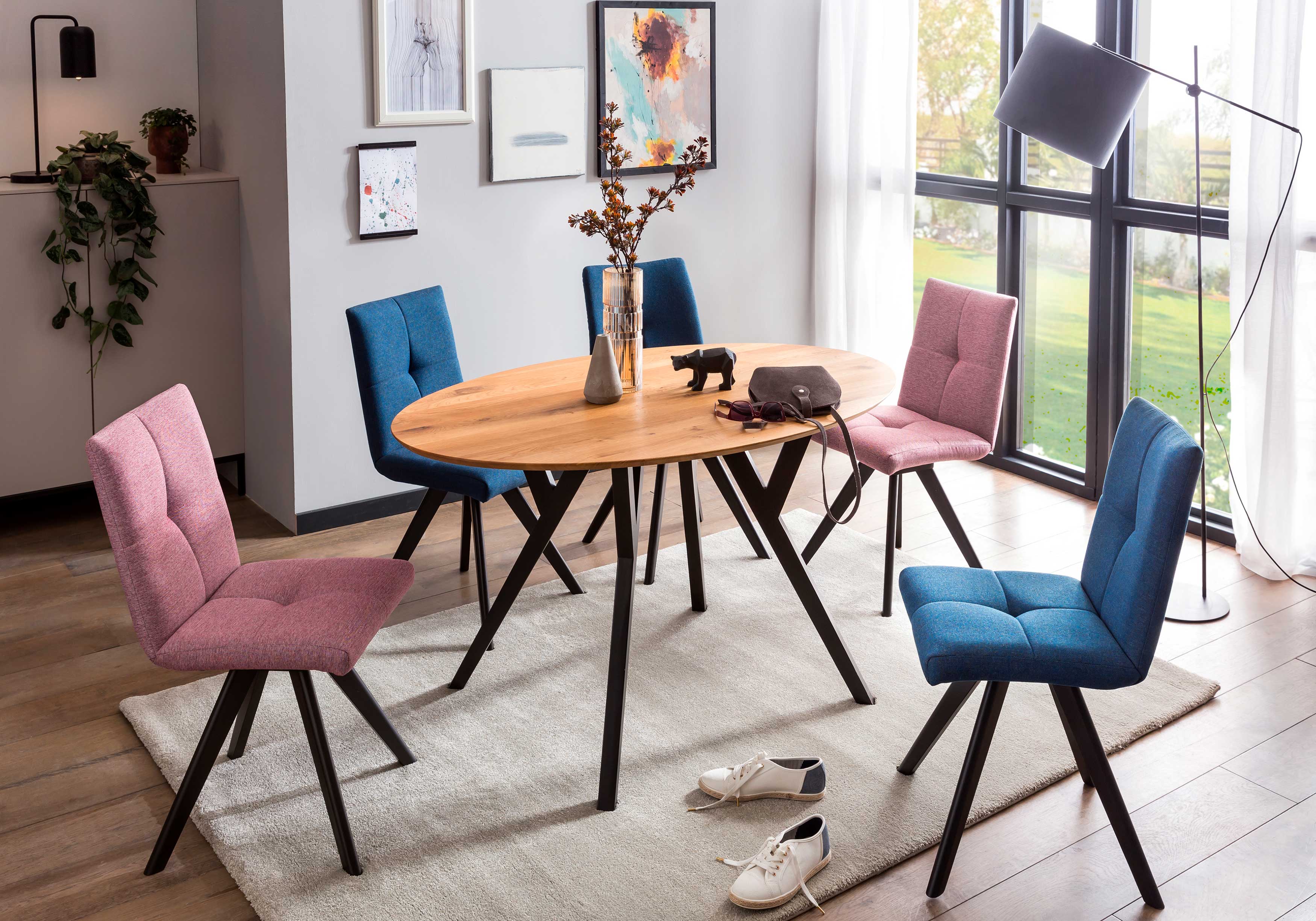 Standard Furniture Tischgruppe mit Mak Massivholztisch und Stühlen Odense blau und blush