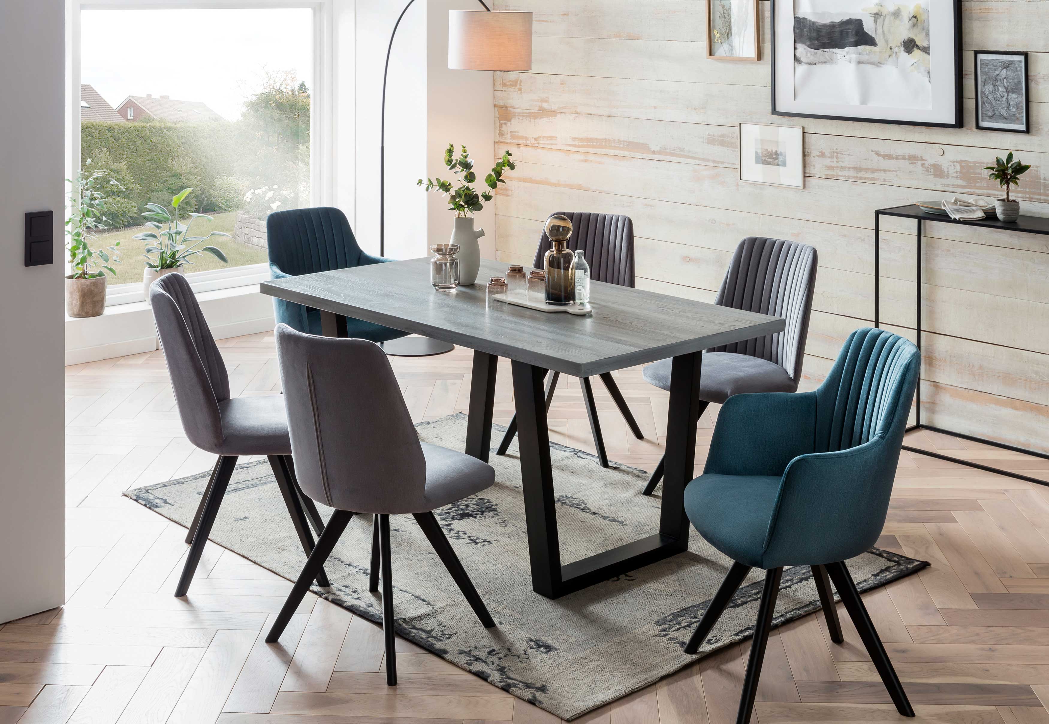 Standard Furniture Tischgruppe mit Qena Massivholztisch und Stuhlsesseln Eldar