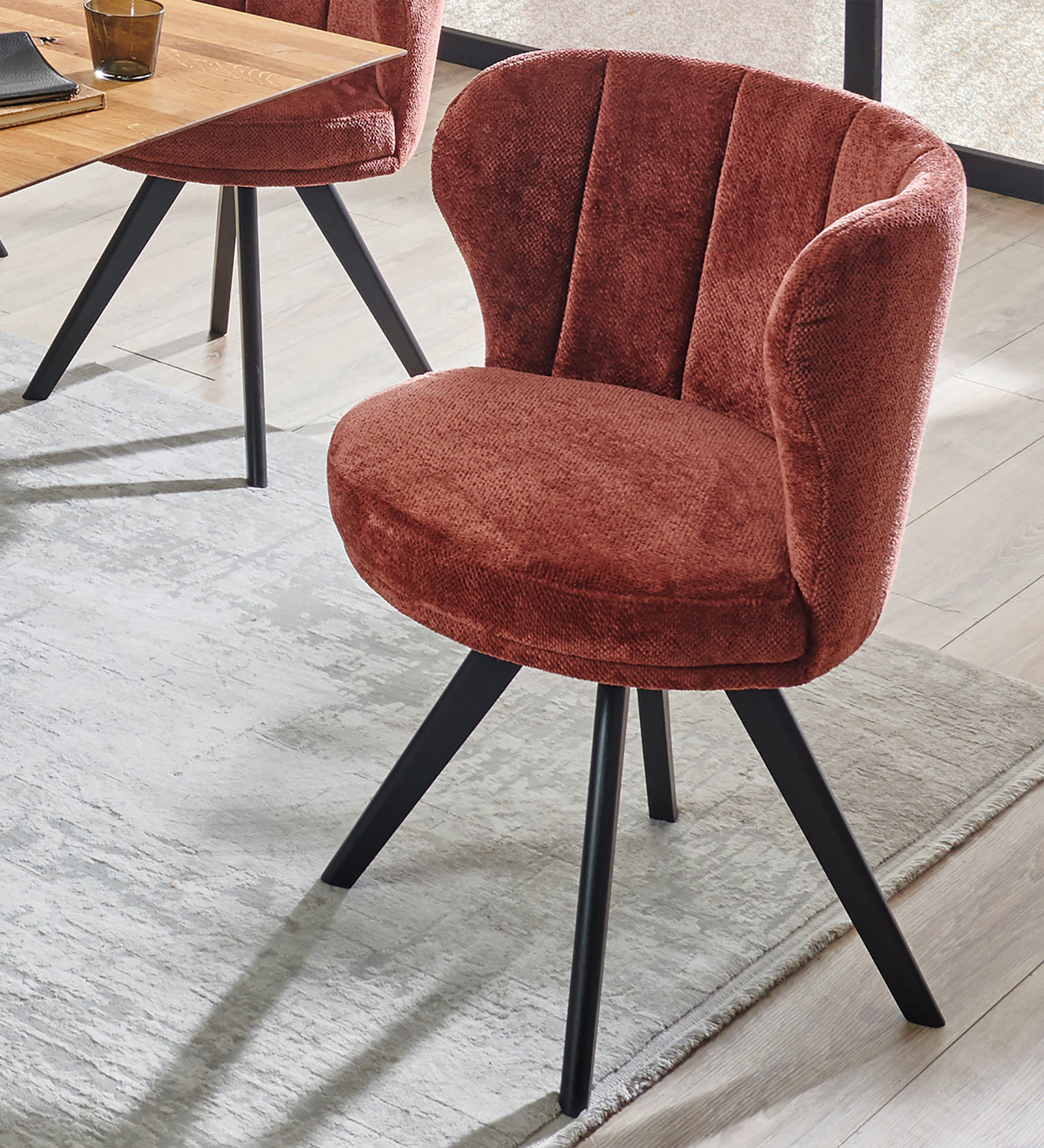 Standard Furniture Saragossa runder Stuhl mit Lehne und Ohren rostrot drehbar